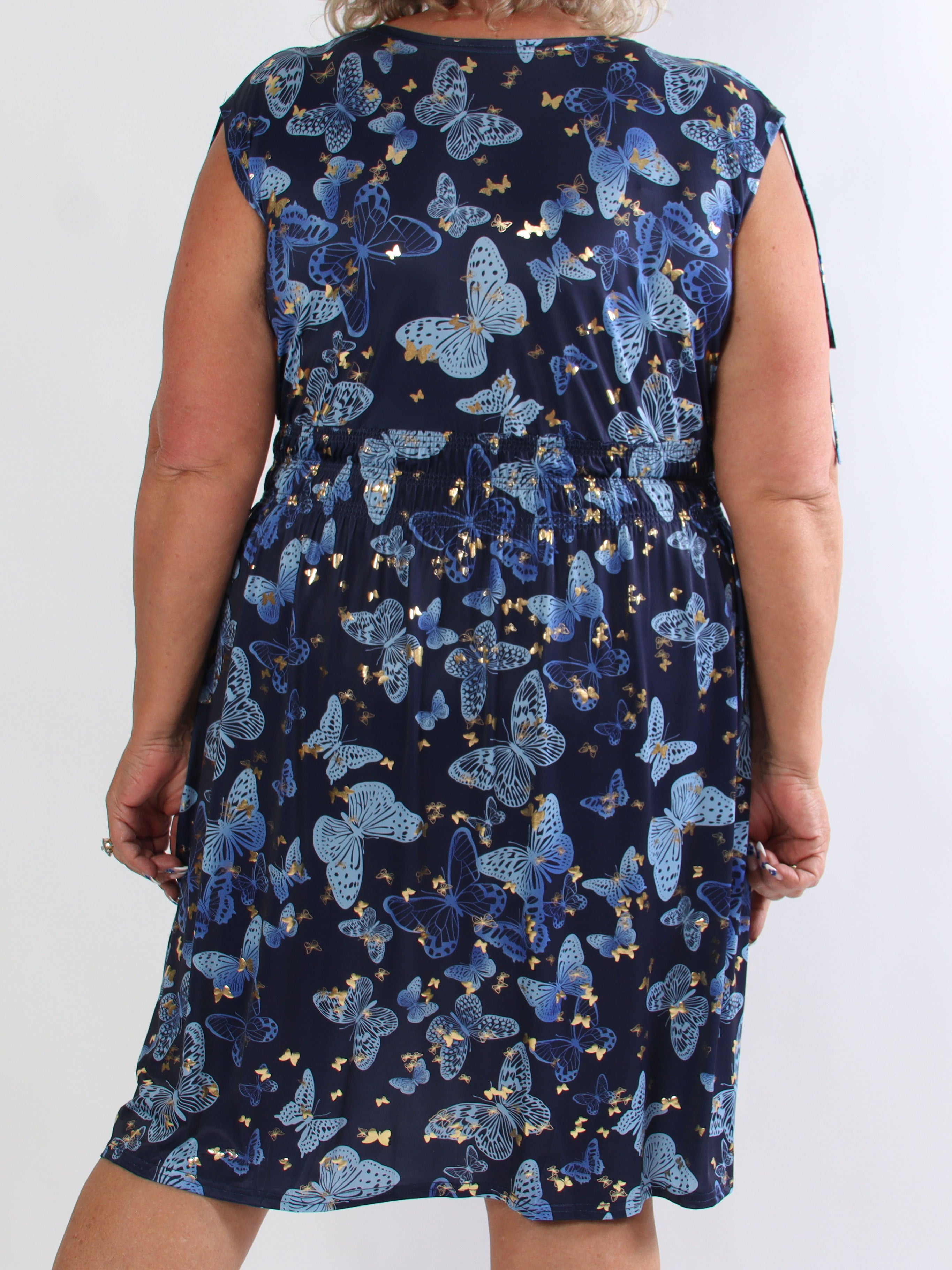 Pams Butterfly Sleeveless Short - Plus size kjole med sommerfugleprint og smock i livet